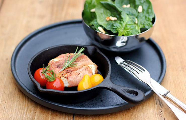 Gebratener Feta im Speckmantel mit Kirschtomaten und jungem Spinat ...
