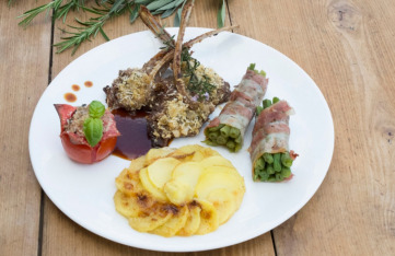 Lammkotelett mit Kartoffelgratin, Bohneninvoltini und Basilikum-Grilltomate