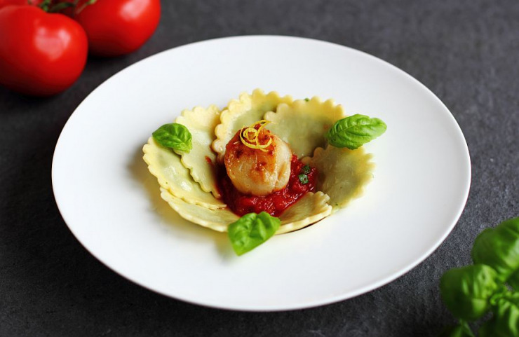 Spinat-Käse-Ravioli mit gebratenen Hähnchen-Medaillons und Tomaten ...