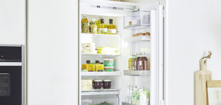 geöffneter Kühlschrank in weißer Küche