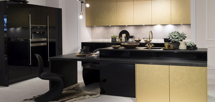 Schwarze Hochglanzküche Häcker System Art mit Fronten in Gold