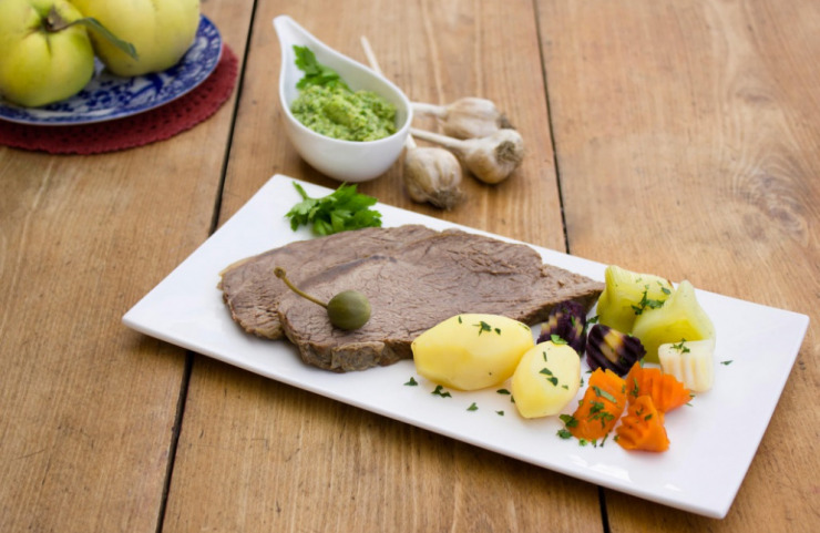 Geschmorter Wiener Tafelspitz mit Salsa Verde an Bouillon-Gemüse und Kartoffeln