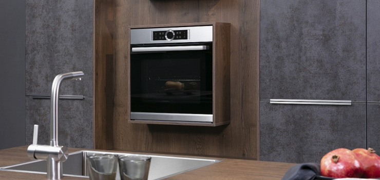 HÄCKER Küche mit Backofen hinter Alteiche-Cognac-Holzdekor