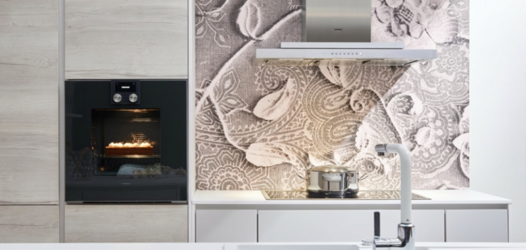 Blumen-Ornament-Tapete als Nischenrückwand in Nobilia-Küche mit Küchenfronten in Greige