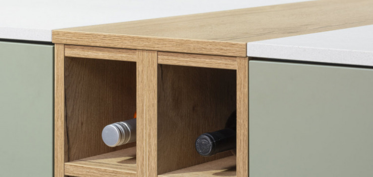 Holz-Weinregal-Einsatz in Nobilia Kücheninsel Olive Matt farben
