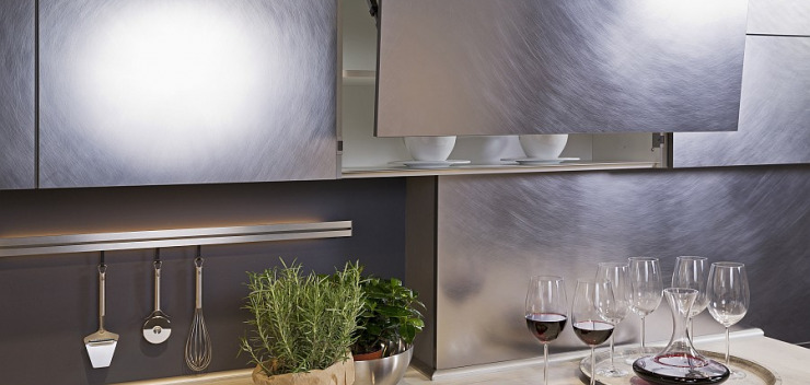 Nobilia-Küche mit der neuen Lacklaminat-Front Inox