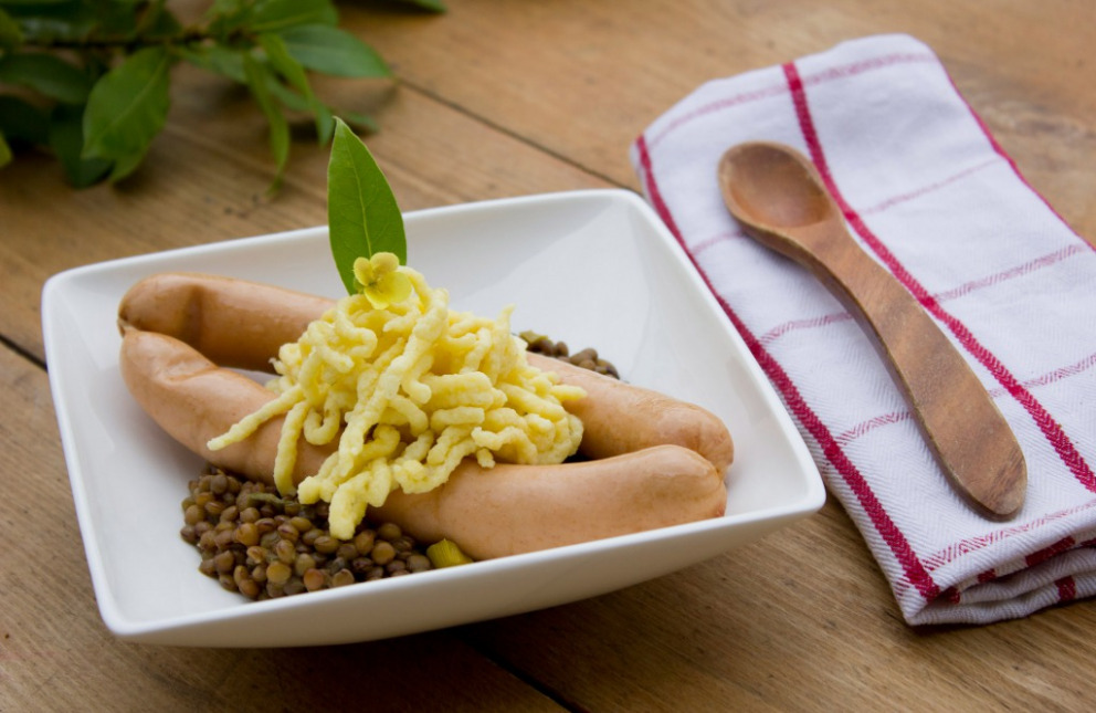 Schwäbisches Linsengericht mit Spätzle und Saitenwürstle, verfeinert ...