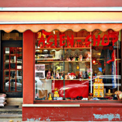 Ein Mittagsgericht mit Tofu im Asien-Shop