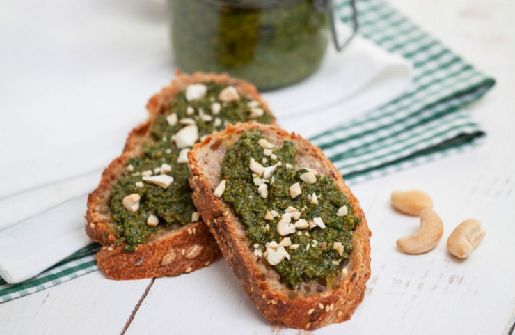 Bärlauch-Pesto auf Brot