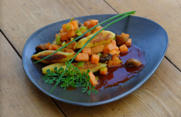 Gemüse-Schupfnudel-Pfanne mit Pilzen und Bratensoße