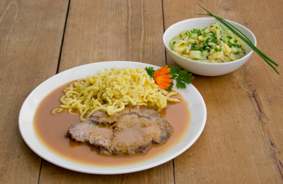 Schwäbischer Sauerbraten mit Spätzle und Kartoffel-Gurken-Salat ...