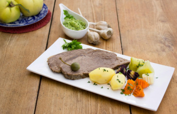 Geschmorter Wiener Tafelspitz mit Salsa Verde an Bouillon-Gemüse und Kartoffeln
