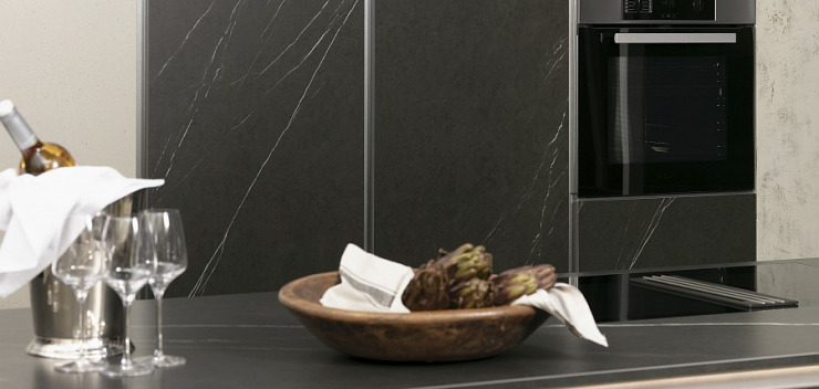 Keramikplatten im Dekor Graphite Stone in einer Küche von Häcker