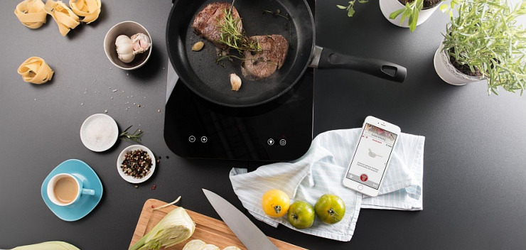 Das Cuciniale Kochsystem besteht aus einer App, einem Sensorstab und einem intelligenten Induktionskochfeld