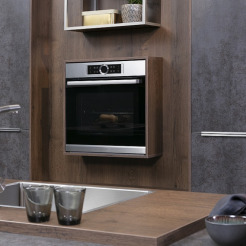 HÄCKER Küche mit Backofen hinter Alteiche-Cognac-Holzdekor