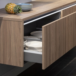 Hängendes Lowboard helle Holzoptik geöffnet weißes Keramik Essgeschirr