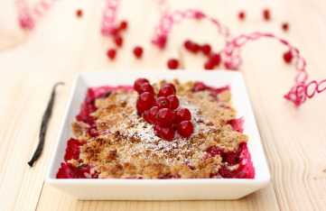 Knuspriger Johannisbeer-Crumble mit Vanille-Zimt-Streusel und Vanille-Eis