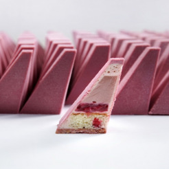 Von Dinara Kasko gestalteter und gebackener Kuchen zur Präsentation der neuen Ruby Schokolade in Shanghai