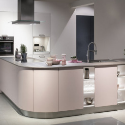 Schüller gerundete L-Theke in Alt-Rosa mit Schiebetüren