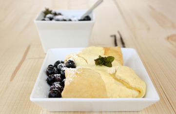 Topfenpalatschinken mit Heidelbeeren in Orangenlikör