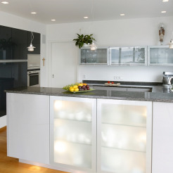 Küchenbeleuchtung mit drei verschiedenen Lichtquellen: Deckenlicht, Spots und indirekte Schrankinnenbeleuchtung