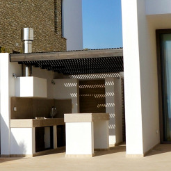 Neu gebaute Draussenküche, von Pergola überdacht, neben dem Wohnhaus in Südeuropa