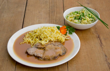 Schwäbischer Sauerbraten mit Spätzle und Kartoffel-Gurken-Salat