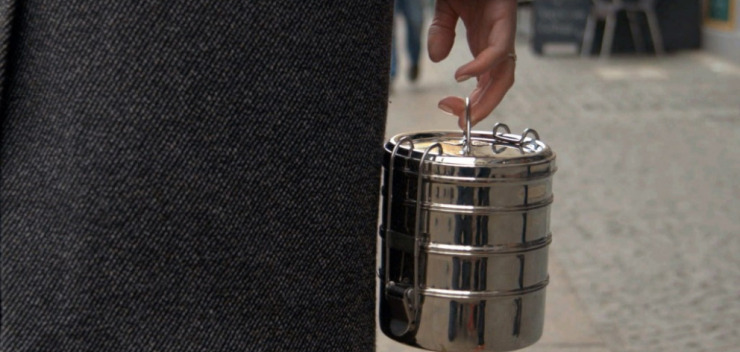 Berliner Tiffin Box - eine stapelbare Lunchbox aus Edelstahl, in der vier Bestandteile einer Mahlzeit getrennt transportiert werden können
