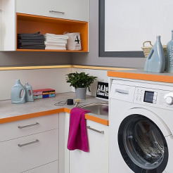Hauswirtschaftsraum und Waschküche, eingerichtet mit weißen Nobilia-Möbeln