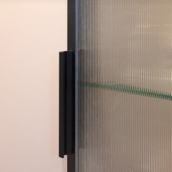 Riffelglastür in Ballerinaküche im Detail