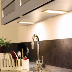 Flache LED Unterbauleuchte mit großer Leuchtfläche von Hera