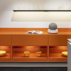 Glasauszüge in orangenem Sideboard Häcker Küchen