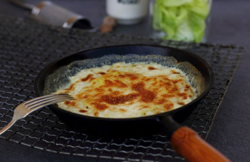 Herzhaftes Kartoffel-Pastinaken-Gratin mit Käsekruste dazu Blattsalat