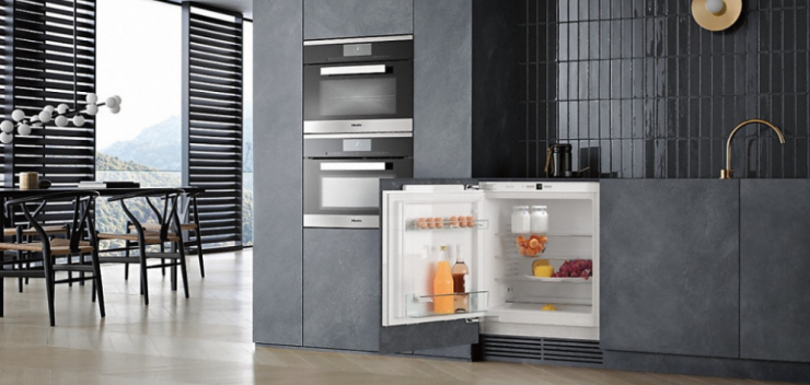 Miele Unterbau Kühlschrank in offener mattgrauer Küchenzeile