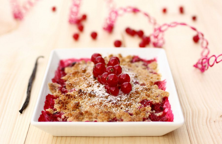 Knuspriger Johannisbeer-Crumble mit Vanille-Zimt-Streusel und Vanille-Eis