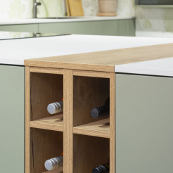 Holz-Weinregal-Einsatz in Nobilia Kücheninsel Olive Matt farben