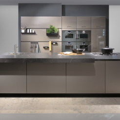 next125 Inselküche mit Glasfronten in Platin-Metallic mit Wandregalsystem.png