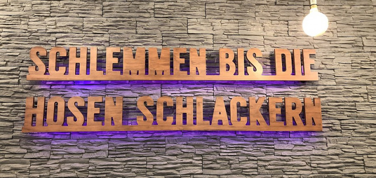 Wandspruch Schlemmen bis die Hosenschlackern im LowCarb Cafe Soulfood von Jasmin Mengele in Nürnberg Foto Isabelle Reiff für Küchenkompass