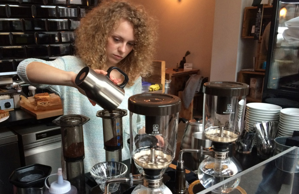 der frisch gemahlene Kaffee wird genau abgewogen, bevor er in den Brühzylinder gegeben wird.