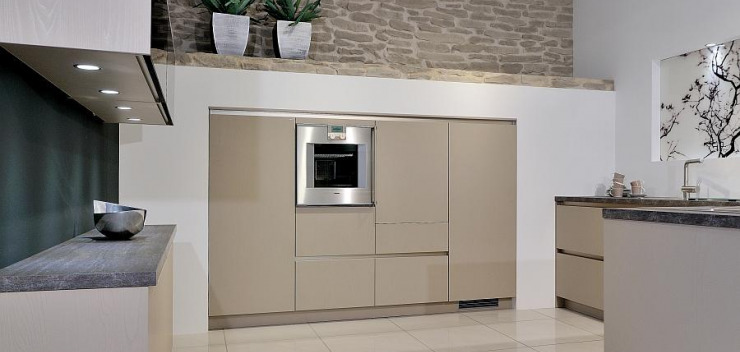 Grifflose Küche mit wandbündig eingebautem Küchenschrank und integrierten Geräten