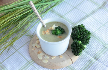 Rezeptfoto von der Brokkoli-Cremesuppe mit knackigen Mandelblättchen