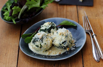 Spinatknödel mit Parmesansauce und Blattsalat