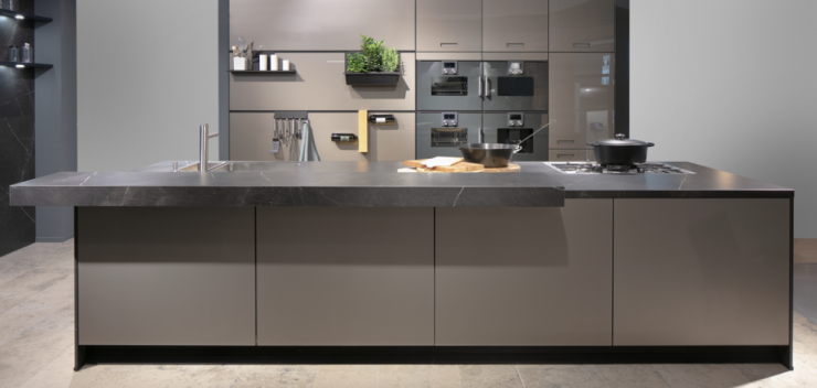 next125 Inselküche mit Glasfronten in Platin-Metallic mit Wandregalsystem.png