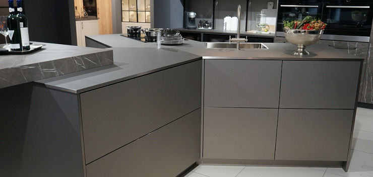 Ballerina Y-Kueche auf der mow 2019 Arbeitsplatte und Front in Fenix Grigio Londra supermatt