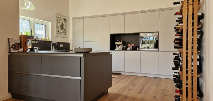 Frontbündig verbaute weiße Küchenzeile mit Hochschränken und Geräten und Ausschnitt für Kaffeemaschine per Profil 2 0 Design Hubert Lehmann (c)
