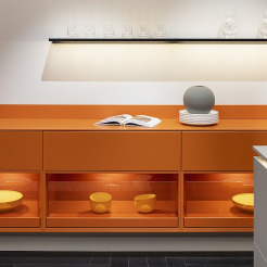 Glasauszüge in orangenem Sideboard Häcker Küchen