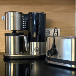Nicht an die Steckdose angeschlossene Kaffeemaschine und Toaster