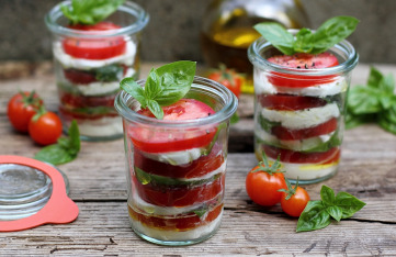 Tomaten-Bufala-Basilikum im Glas