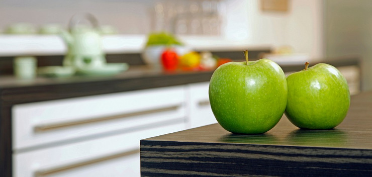 Granny Smith Äpfel auf Küchentheke