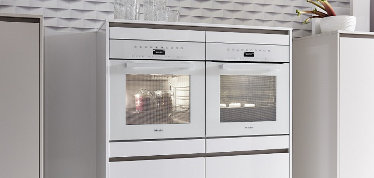 Weisse Miele-Einbaugeräte im Nobilia-Highboard